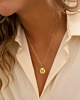 Model draagt Birth flower ketting met jouw gravering goudkleurig