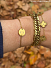 Influencer draagt gouden initiale armband