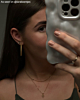 Influencer draagt gouden sieraden