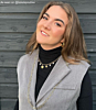 Influencer met lange ketting