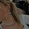 Influencer met zilveren sieraden