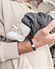Influencer draagt graveerbare heren armband