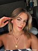 Influencer met sparkle hoops