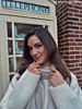 Influencer draagt gouden ringen