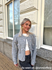 Influencer draagt gouden statement oorbellen