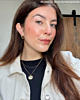 Influencer draagt initial ketting