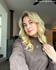 Influencer draagt gouden initial ketting