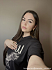 Influencer met gouden sieraden