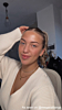 gouden sieraden look bij influencer