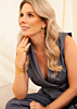 Miriam draagt gouden sieraden
