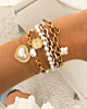 Mix van gouden armbanden om pols