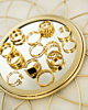 Mix van gouden ringen op spiegeltje