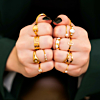 mix van gouden ringen om vingers vrouw