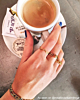 Influencer draagt ring met golven