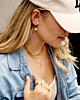 Model draagt mix van gouden sieraden