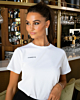 Model draagt exclusive tennis earrings hollywood