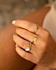 gouden ring met steentje om hand