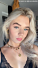 influencer met gouden oorbellen