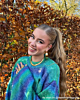 Influencer draagt gouden statement sieraden 