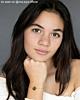 Influencer draagt gouden armband