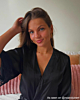 Influencer draagt gouden sieraden