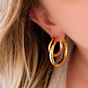 Mooie oorringen in het oor voor een trendy look
