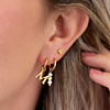 Sieraden met een letter in het oor voor een leuke earparty