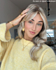 Influencer met gouden sieraden 