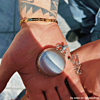 Influencer draagt mannen armband
