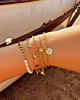 Gouden armparty bij model