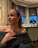 Influencer draagt gouden stone oorbellen