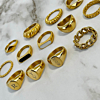gouden ringen op tafel
