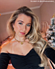 Influencers draagt gouden bloem ketting 