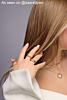 Influencer draagt gouden sieraden