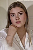 Influencer draagt zilveren sieraden 
