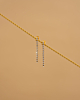 shiny tennis earrings op beige achtergrond