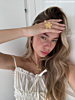Influencer met gouden sieraden 