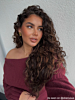 Influencer draagt stud oorbellen