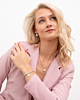 Model draagt zilveren initialen sieraden