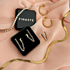De platte ketting is te combineren met mooie andere sieraden in het goud