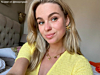 Influencer draagt gouden zeester sieraden
