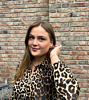 Influencer draagt gouden sieraden