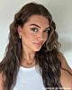 Influencer draagt gouden sieraden van finaste