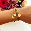 Gouden armparty met vingerafdruk bij vrouw