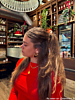 Influencer draagt gouden sieraden