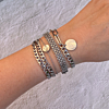 Mooie zilveren armbanden om de pols van het model