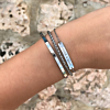 Mooie armband met gravering om de pols samen met naam