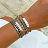 Zilveren armbandjes om pols