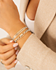 Letter Armband Charm gedragen om pols