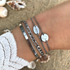 Zilveren bangle in combinatie met graveerbare armbanden